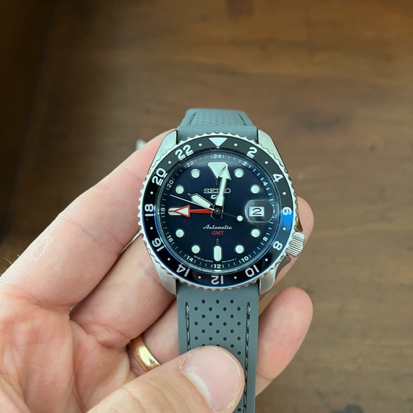 **SOLD** Seiko 5 GMT Batman - Picture 2 of 3